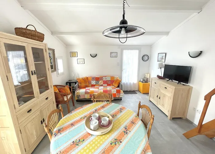 Location Type 2 A : Piscine Chauffee, Tennis, Pres Commerces Et - Fr-1-231-293